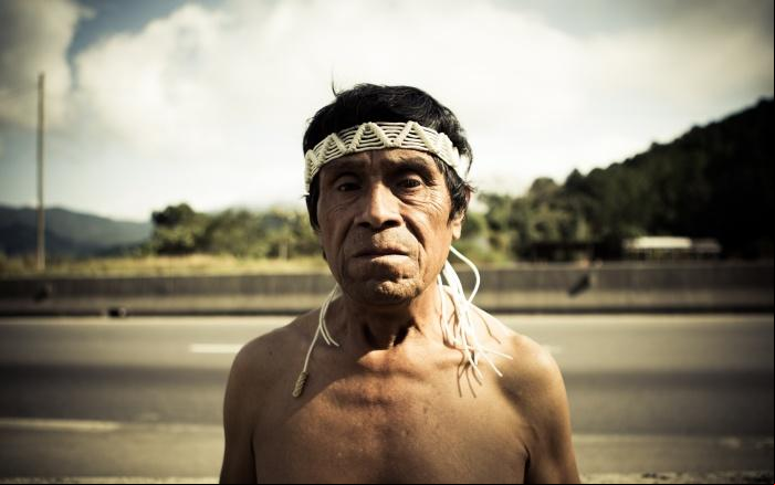 Guarani dizem que a duplicação da BR 101 auxiliou o processo de retiradas de não índios da TI. Na foto Dario Guarani | Gustavo Amora - Comova